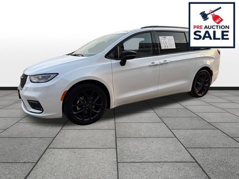 Used 2025 Chrysler Pacifica Limited FWD image 1