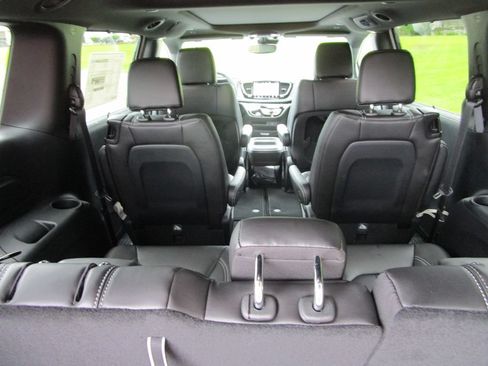 New 2027 Chrysler Pacifica Select w/ Family Tech Group FWD image 14