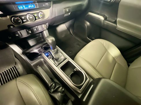 Used 2022 Toyota Tacoma SR5 w/ Technology Package image 25