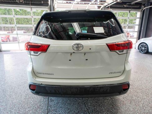 Used 2019 Toyota Highlander XLE AWD/4WD image 3