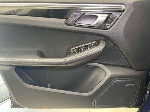 Certified 2022 Porsche Macan AWD/4WD image 36