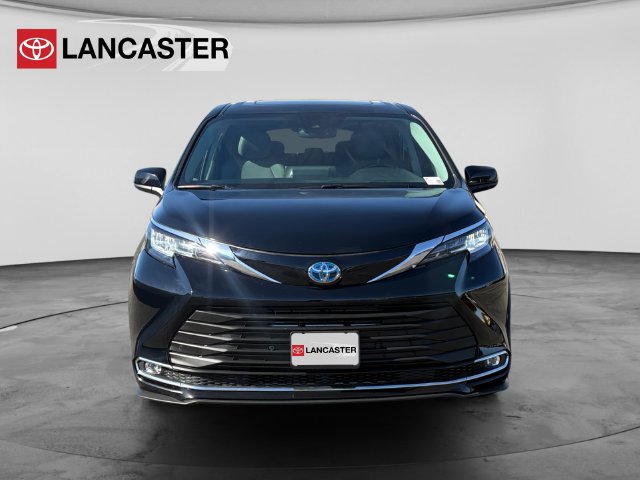 Certified 2022 Toyota Sienna XLE FWD image 2