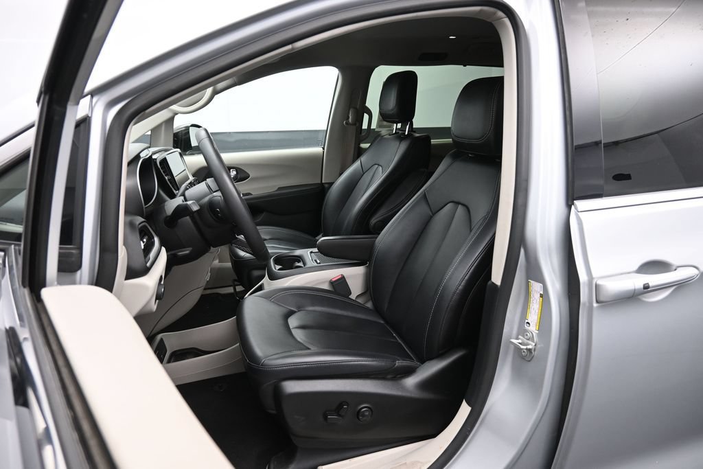 Used 2024 Chrysler Pacifica Touring-L FWD image 20