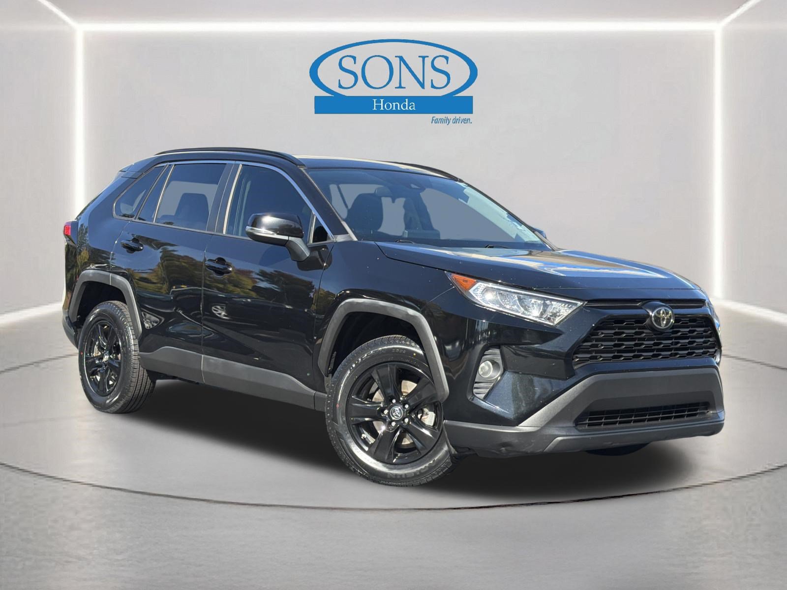 Used 2020 Toyota RAV4 XLE w/ Convenience Package FWD image 1