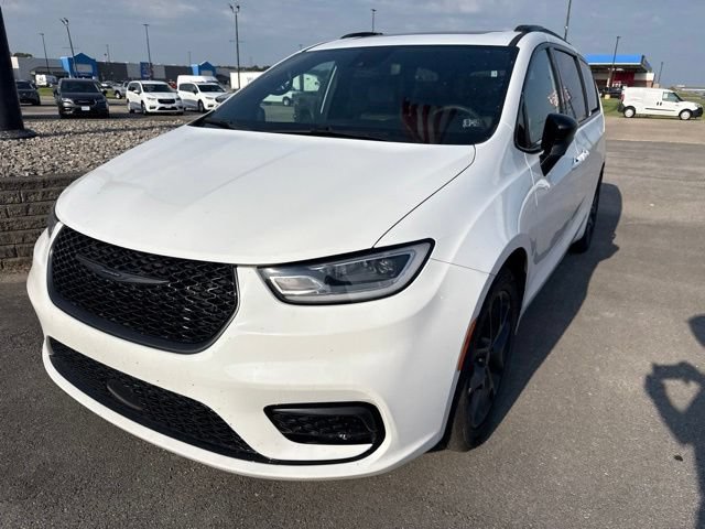 Used 2025 Chrysler Pacifica Limited FWD image 3