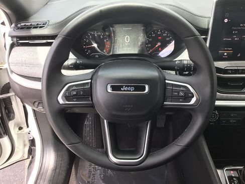 Used 2024 Jeep Compass Latitude AWD/4WD image 11