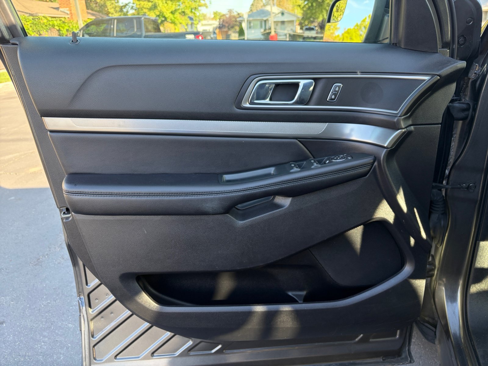 Used 2018 Ford Explorer XLT w/ Equipment Group 201A AWD/4WD image 9