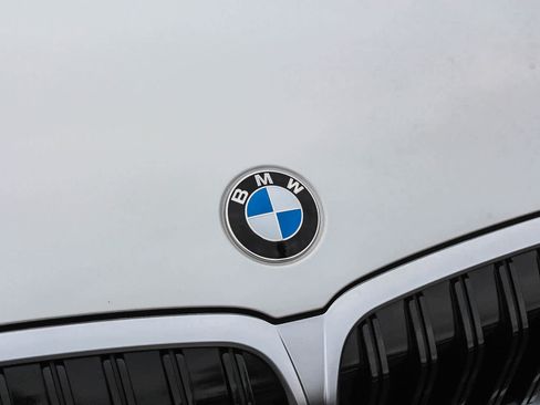 Used 2025 BMW 330i Sedan w/ Premium Package image 11