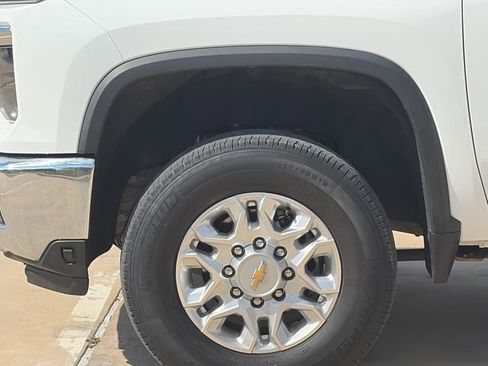 Used 2024 Chevrolet Silverado 2500 LT image 5