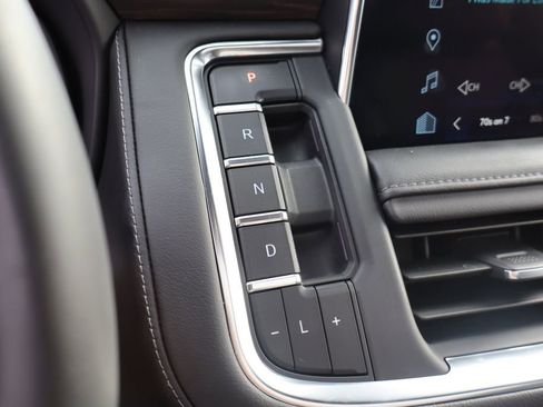 Used 2023 Chevrolet Suburban Z71 w/ Luxury Package image 24