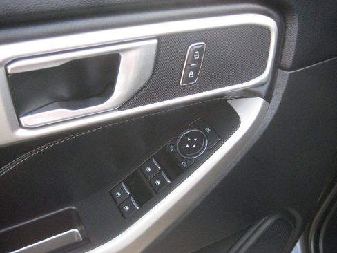 Used 2022 Ford Explorer XLT w/ Equipment Group 202A AWD/4WD image 16