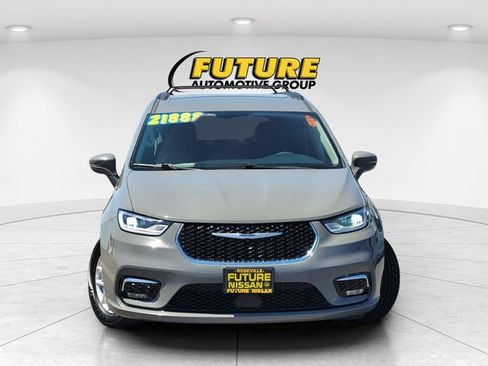 Used 2022 Chrysler Pacifica Touring-L FWD image 2