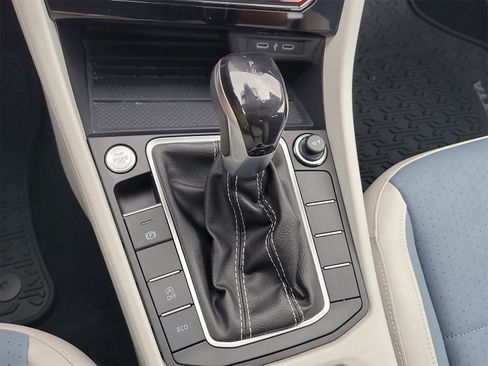 Certified 2025 Volkswagen Jetta SE image 25
