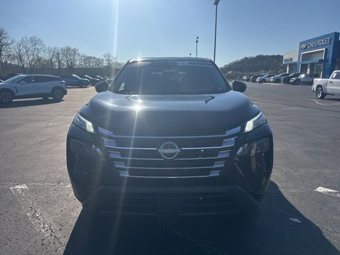Used 2024 Nissan Rogue SV image 2