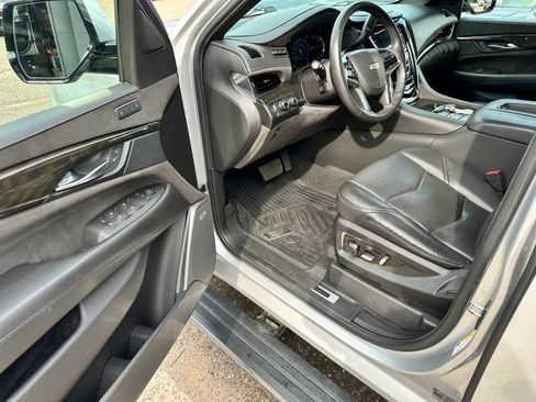 Used 2019 Cadillac Escalade Platinum AWD/4WD image 9