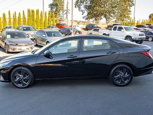 Used 2022 Hyundai Elantra SEL w/ Convenience Package FWD image 8