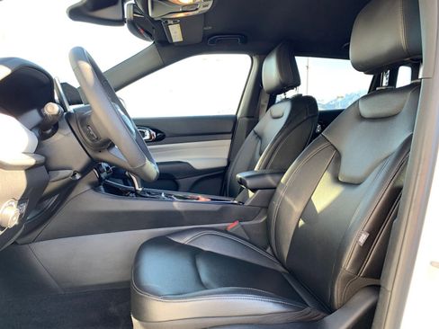 Used 2025 Jeep Compass Limited image 27