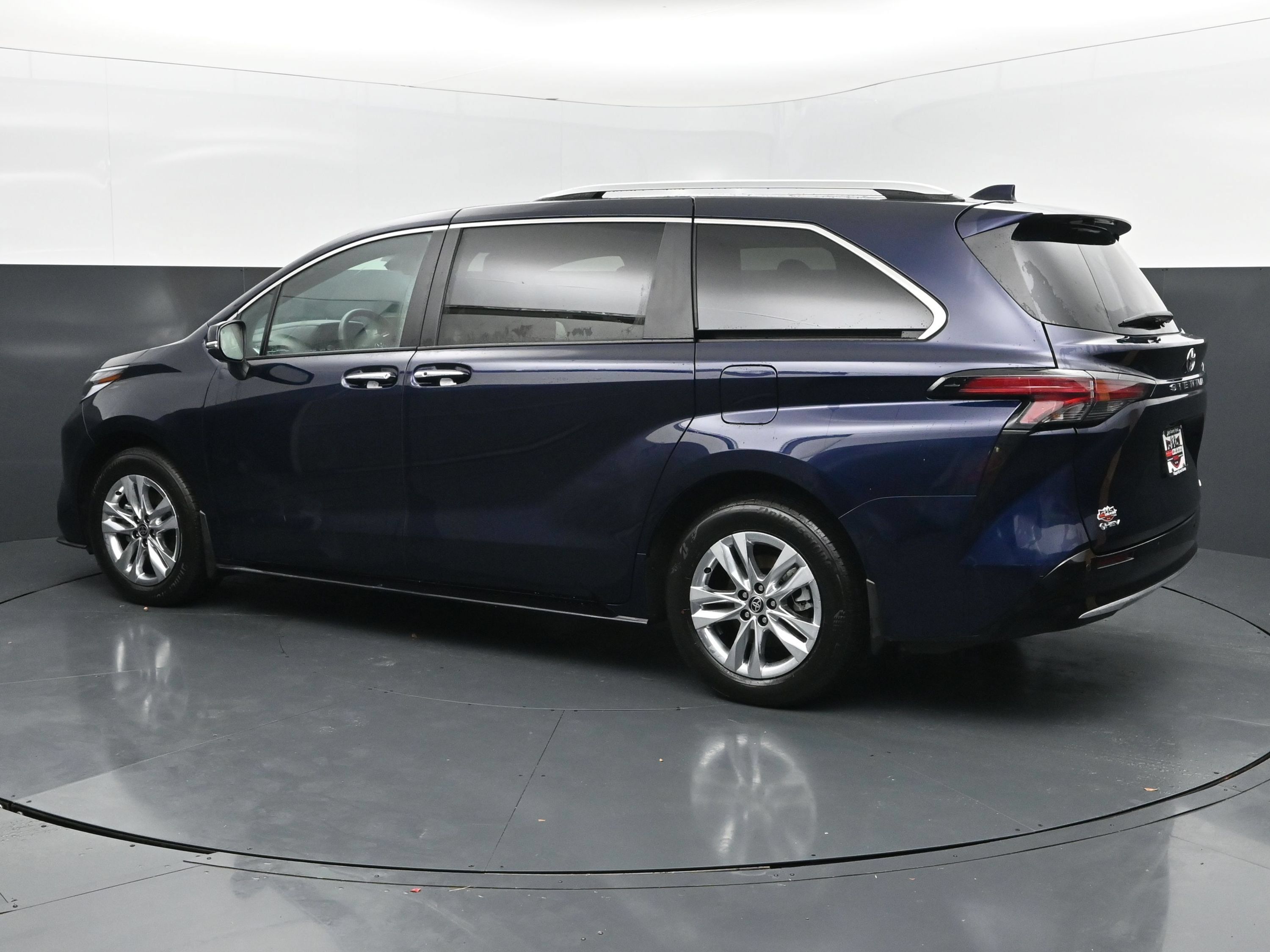 Used 2026 Toyota Sienna Limited FWD image 3