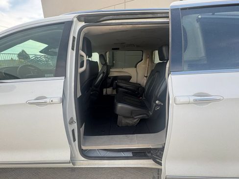 Used 2018 Chrysler Pacifica Touring-L FWD image 15