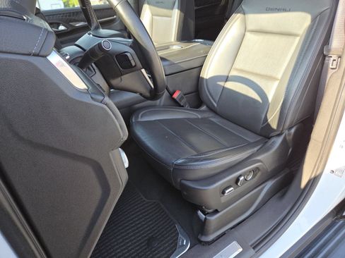 Used 2023 GMC Yukon Denali AWD/4WD image 30
