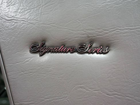 Used 1988 Lincoln Town Car Signature RWD image 24