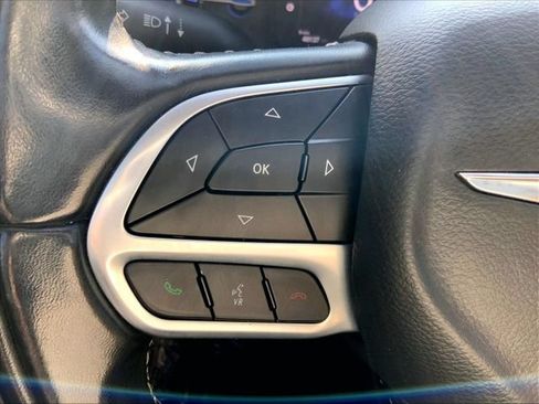 Used 2022 Chrysler Pacifica Limited w/ Uconnect Theater Family Group FWD image 17