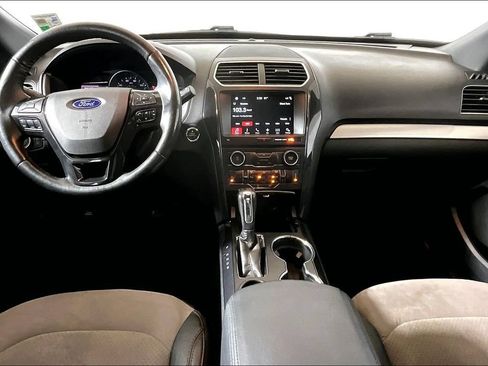 Used 2017 Ford Explorer XLT w/ Equipment Group 202A FWD image 11