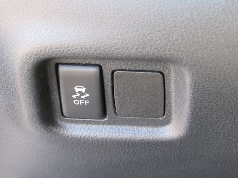 Used 2018 Nissan Versa Note SV FWD image 27