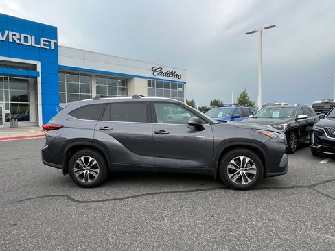 Used 2020 Toyota Highlander XLE AWD/4WD image 3