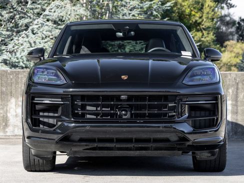 Certified 2025 Porsche Cayenne GTS AWD/4WD image 8