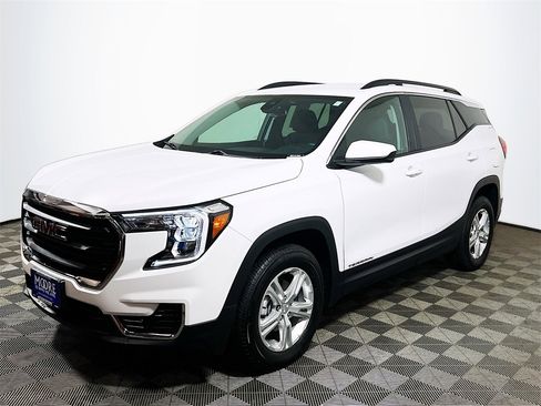 Used 2024 GMC Terrain SLE w/ Driver Convenience Package image 4