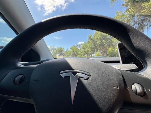 Used 2021 Tesla Model Y Long Range image 25