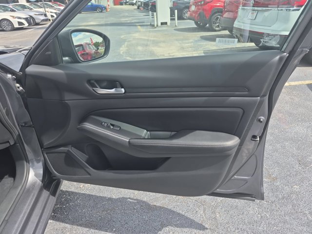 Used 2025 Nissan Altima 2.5 SV FWD image 32