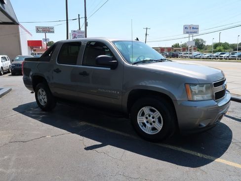 Used 2007 Chevrolet Avalanche LS RWD image 2