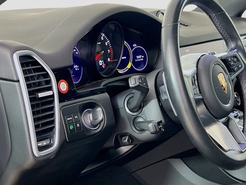 Used 2022 Porsche Cayenne Platinum Edition w/ Premium Package Plus image 10