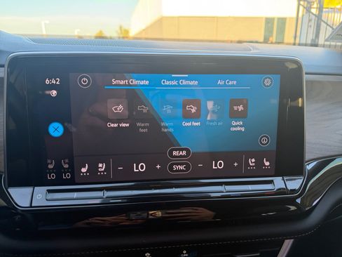 Used 2024 Volkswagen Atlas SE w/ Panoramic Sunroof Package FWD image 24