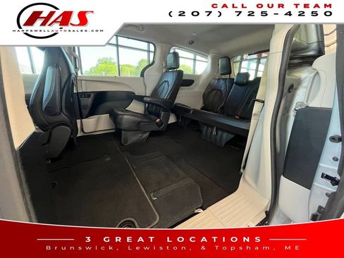 Used 2023 Chrysler Pacifica Touring-L FWD image 16