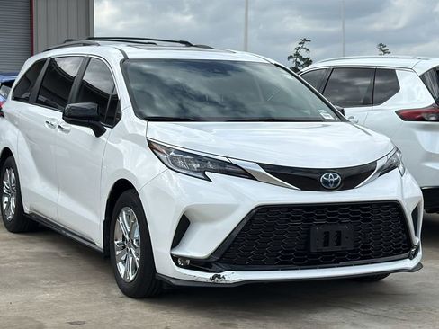 Used 2023 Toyota Sienna XSE w/ XSE Plus Package image 3