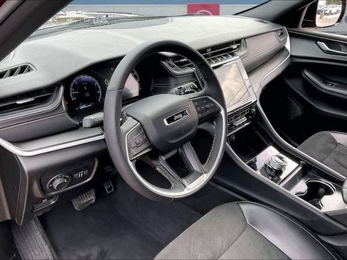 Used 2025 Jeep Grand Cherokee Altitude AWD/4WD image 17