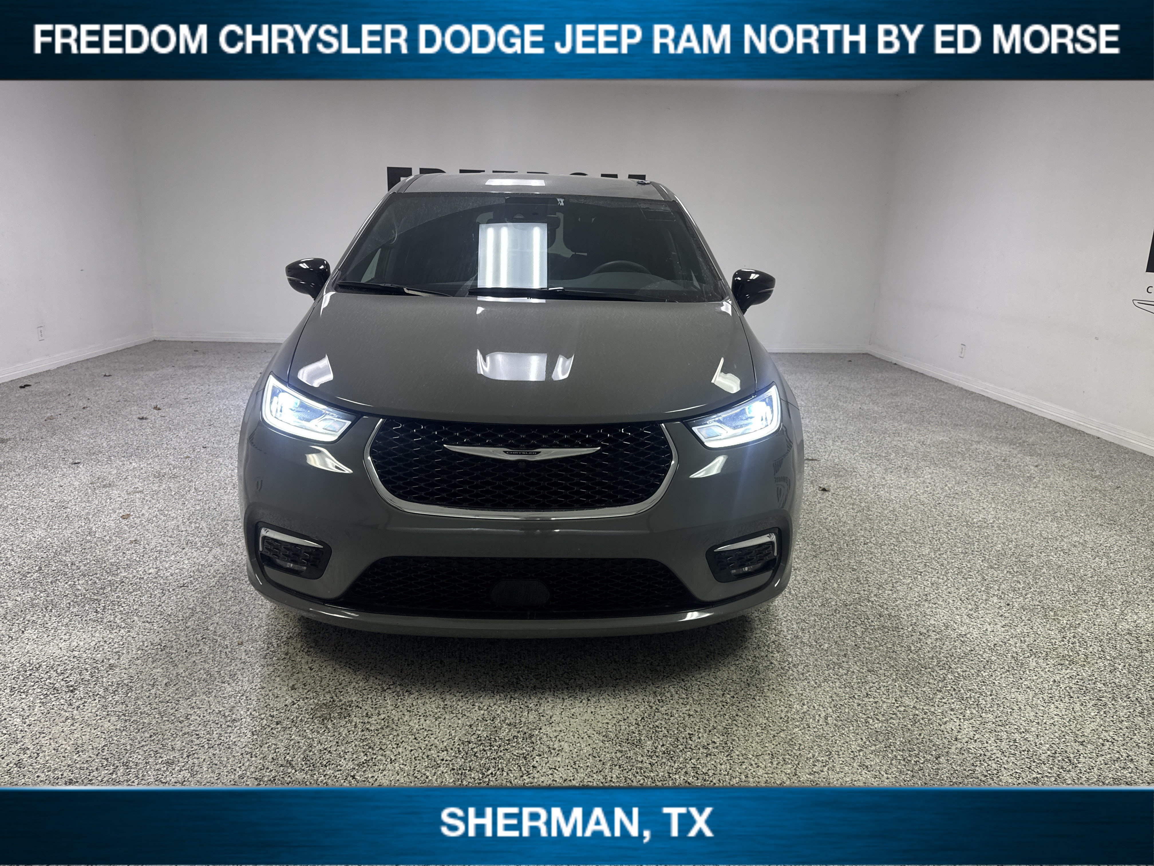 Used 2025 Chrysler Pacifica Select FWD image 2