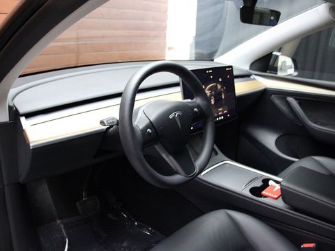 Used 2023 Tesla Model Y Long Range image 10