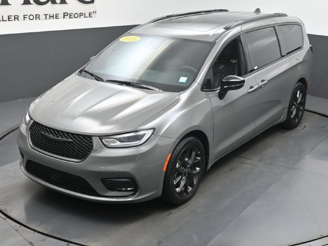 Used 2025 Chrysler Pacifica Limited FWD image 47