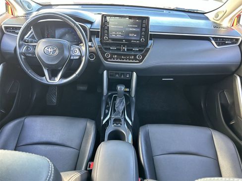 Used 2022 Toyota Corolla Cross XLE image 12