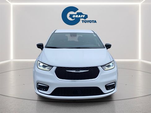 Used 2026 Chrysler Pacifica Select image 8