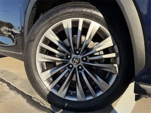 Used 2022 Toyota Highlander Platinum image 10