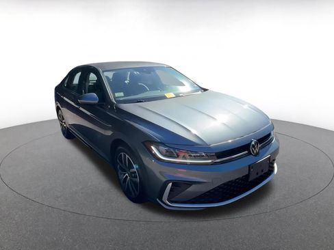 Used 2025 Volkswagen Jetta SE image 3