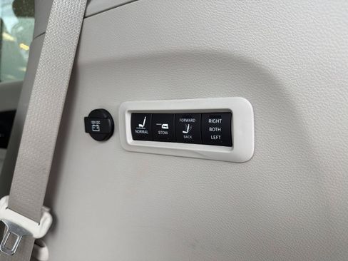 Used 2020 Chrysler Pacifica Limited w/ Advanced Safetytec Group FWD image 47