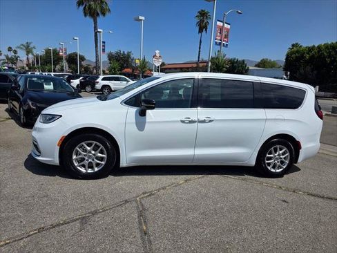 Certified 2024 Chrysler Pacifica Touring-L FWD image 9