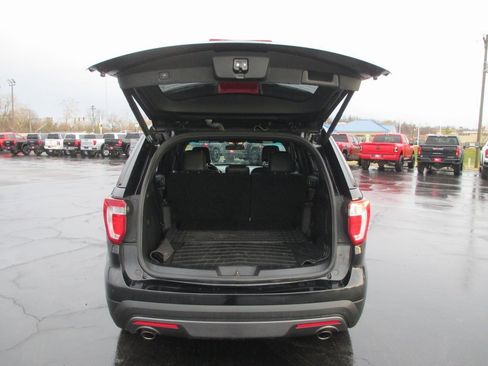 Used 2017 Ford Explorer XLT w/ Equipment Group 202A image 5