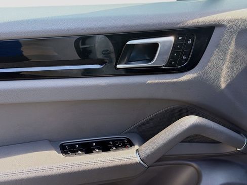 Used 2023 Porsche Cayenne Platinum Edition image 17